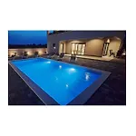 Awesome In With Private Swimming Pool, Be Inside Or Outside *
