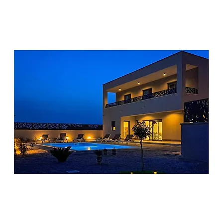 In With Private Swimming Pool, Be Inside Or Outside *
