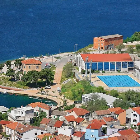Awesome In With Private Swimming Pool, Be Inside Or Outside *